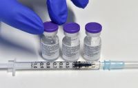 Dosis anti-COVID-19 puede aplicarse junto a la vacuna de la neumonía
