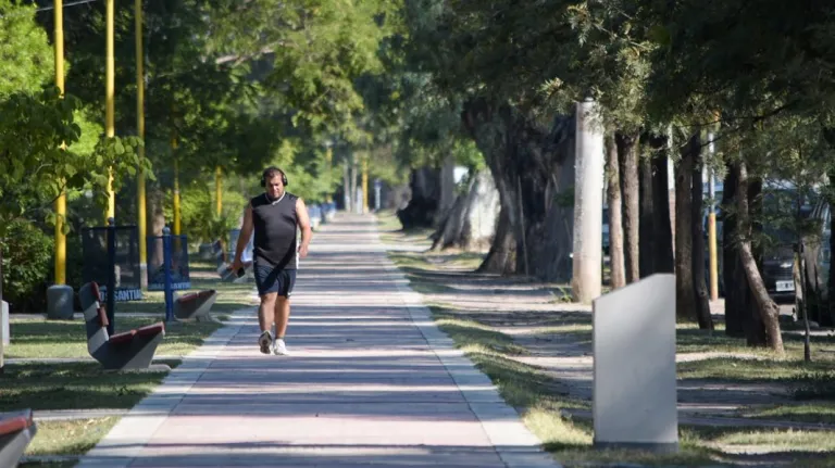 La máxima alcanzaría los 38º este viernes, y se esperan ráfagas por la tarde y noche