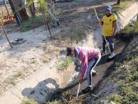 Realizan la limpieza de desagües de las calles de Clodormira 