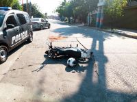Una pareja de motociclistas se  lesionó tras chocar contra auto
