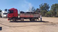 Carga de carbón de un camión estacionado en estación de servicio se prendió fuego