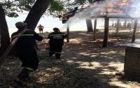 Un turista quiso hacer un asado y prendió fuego un quincho en la costanera de Itatí