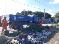 La Municipalidad trabaja en la limpieza y desmalezamiento de la avenida Lugones