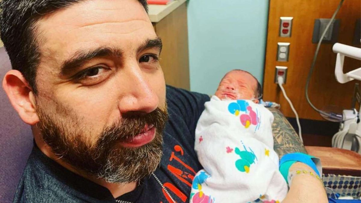 Chris con su hijo recién nacido