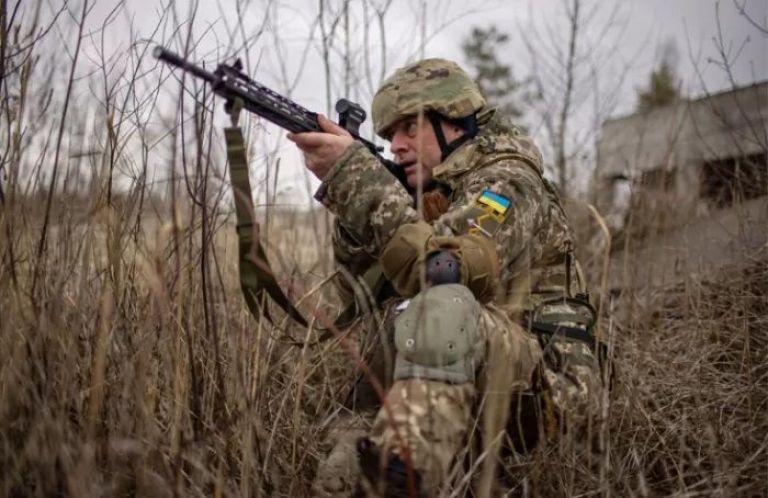 Un miembro de las Fuerzas Territoriales de Defensa ucranianas - Bloomberg