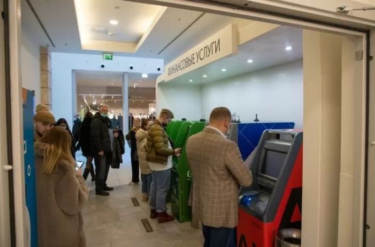 Los cajeros rusos están abarrotados desde que se anunciarion las sanciones occidentales