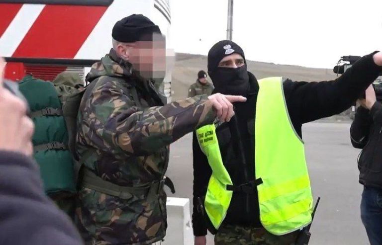 "Mi esposa se va a asustar cuando le diga dónde estoy". Foto: Captura video.