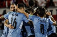 En un partido con polémica, Uruguay le ganó a Perú y consiguió su pase a Qatar 