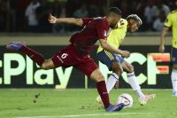 James Rodríguez le da la victoria a Colombia, que no se quiere quedar afuera del Mundial