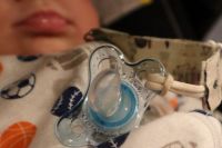 Un bebé murió ahorcado con el cordón del chupete: investigan si fue un accidente