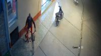 Robaron una bicicleta en pleno bar céntrico de Colonia Dora y todo quedó filmado [VIDEO]