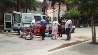 En pleno Centro, una moto embistió desde atrás a un remís y dos personas fueron hospitalizadas
