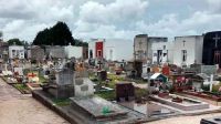 Querían cremar a sus abuelos, los desenterraron y en la tumba hallaron un tercer cuerpo