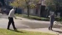 Video: le cortó los dedos de un machetazo a su vecino que no quiso barrer las hojas de la vereda