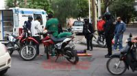 Joven motociclista de 21 años debió ser hospitalizada tras chocar con un camión en el parque Aguirre
