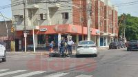 Violento choque en Rivadavia y Moreno dejó un motociclista hospitalizado de urgencia